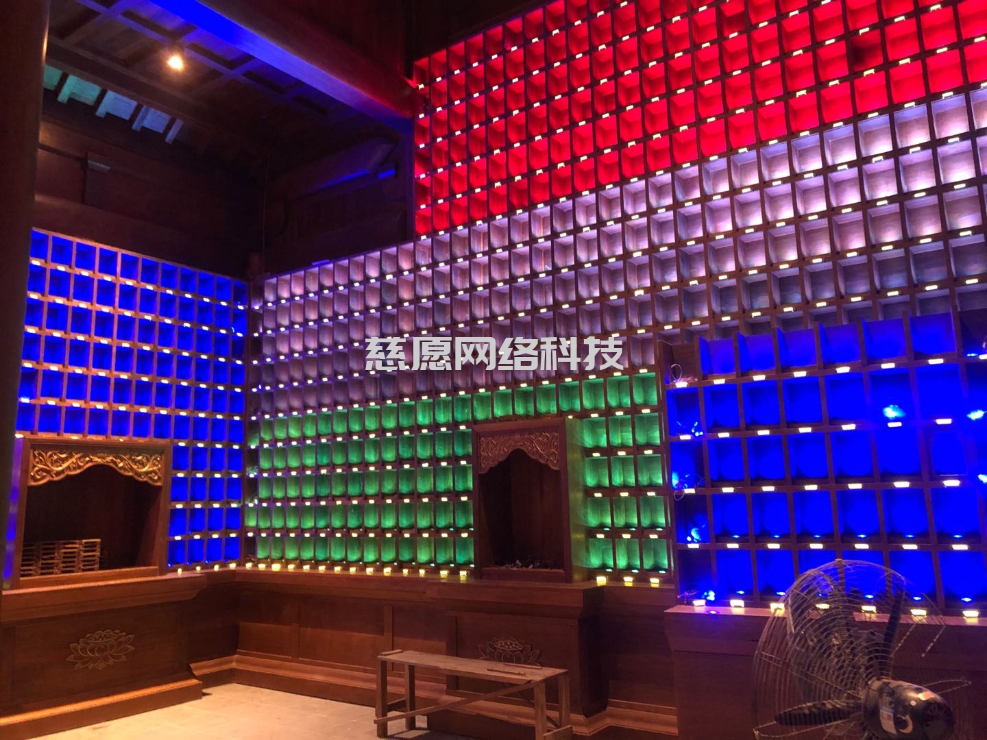 慈愿智能萬佛墻和光明燈為什么要設計成32種可變顏色燈板，3種顏色的公示姓名牌？