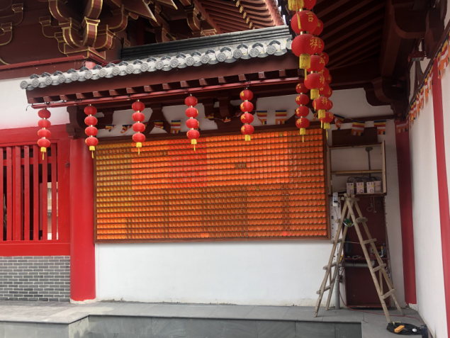 龍之夢臥龍寺萬佛墻前供奉光明心愿燈有感：禮佛在人，供燈在心