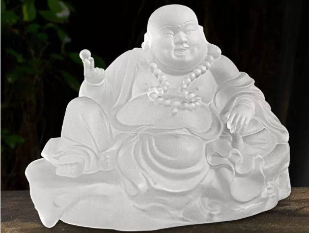 琉璃作為萬佛墻的常用佛（神）像材質，不僅有它本身的材質優勢還有佛家自身的內涵